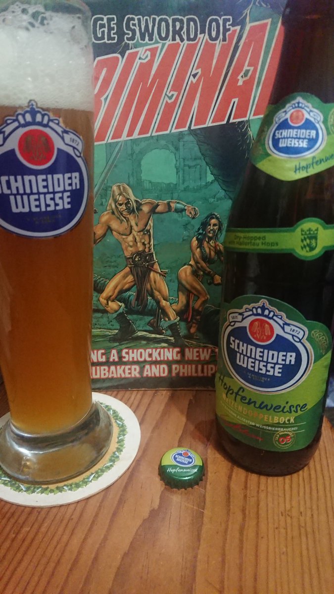 rockdrigo8325's tweet photo. Casi no bebo de estas #Weizen pero como esta es #Dopplebock y el vaso me gustó le di chance a esta Hopfenweisse de @schneiderweisse se ve muy bien, turbia, y no está mal 👌😋
   Igual que este número especial de #Criminal del dúo dinámico de Ed Brubaker y Sean Philips salud 🍻 https://t.co/0ofDQmaifg