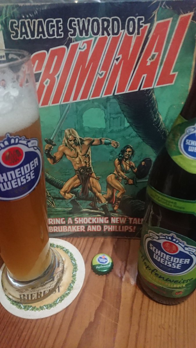 rockdrigo8325's tweet photo. Casi no bebo de estas #Weizen pero como esta es #Dopplebock y el vaso me gustó le di chance a esta Hopfenweisse de @schneiderweisse se ve muy bien, turbia, y no está mal 👌😋
   Igual que este número especial de #Criminal del dúo dinámico de Ed Brubaker y Sean Philips salud 🍻 https://t.co/0ofDQmaifg