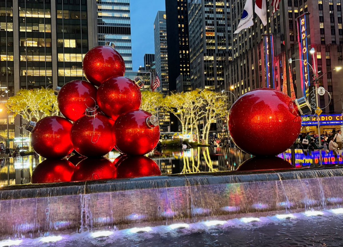 They are back ❤️. The big red balls @rockcenternyc @tishmanspeyer #NYC #whyiwalk a gorgeous NYC evening @StormTeam4NY