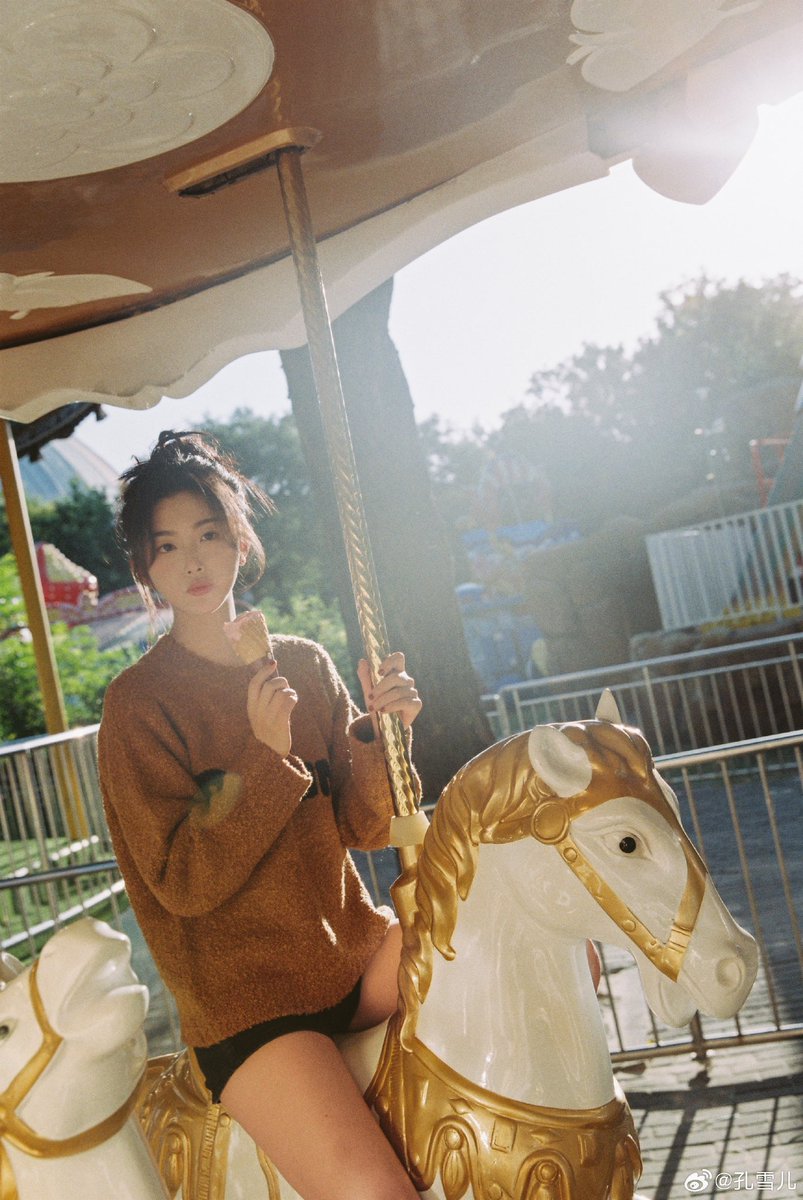 queenxueer's tweet photo. Xueer weibo update {3/4}

😁🍦🎠🤎

#KongXueer #孔雪儿 #SherryKong https://t.co/nTuUnXAHTX