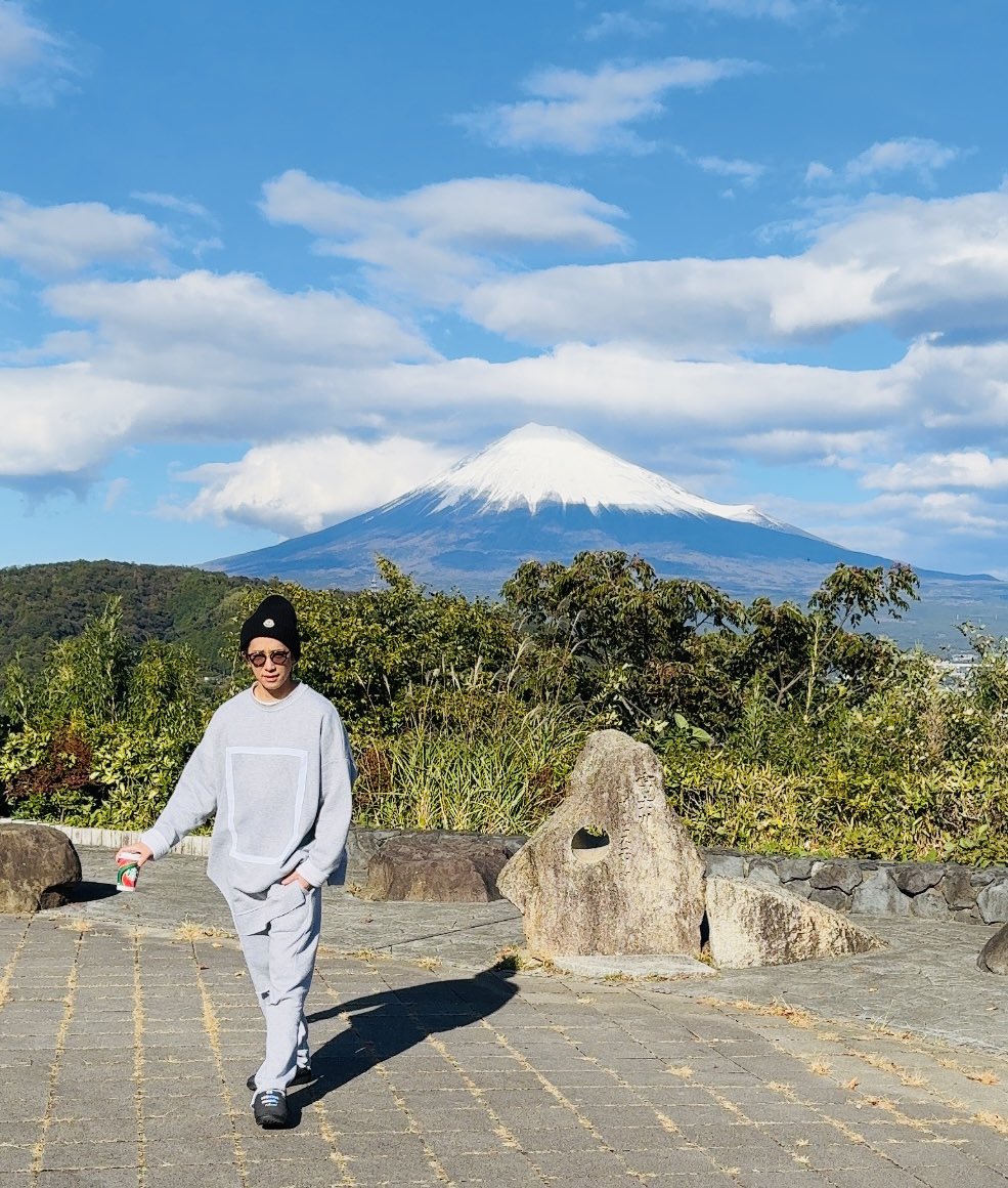 俺はマネージャーと車で静岡向かってます🚗しげとまっすーはどうやって来てるか知りませんが🤔とりあえず休憩☕️
天気いいし富士山はいつ見てもいいねー。
スタバにいたNEWSファンのあなた、すぐ隣に俺いたのにwではでは。