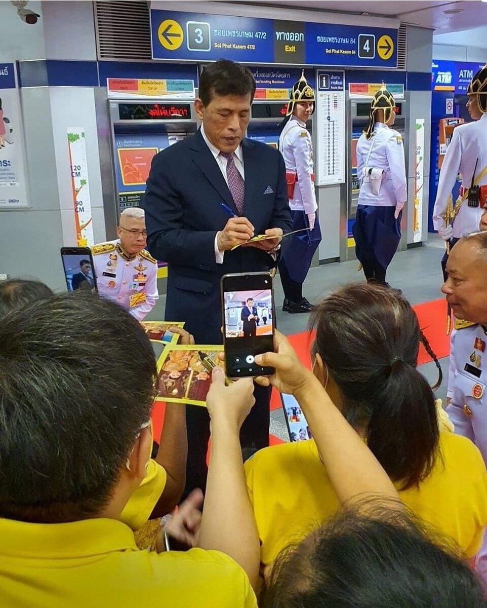 ในหลวงทรงแจกพระปรมาภิไธย ถ่ายรูปกับประชาชน ทรงเป็นทุกอย่างให้พวกเราแล้ว ในหลวงและพระราชินีทรงปรับพระองค์เข้ากับยุคสมัยและประชาชนของพระองค์จริงๆ ขอทั้งสองพระองค์ทรงพระเจริญนิ่งยืนนาน🥰🥰