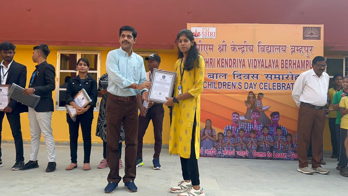 _btwitsashiii_'s tweet photo. We @SATTVIC_SOUL team berhampur got International Book of Record and National Book of Record for the biggest plastic mural art from waste materials "THE DIVINE WALL" https://t.co/TAQTAgOiby