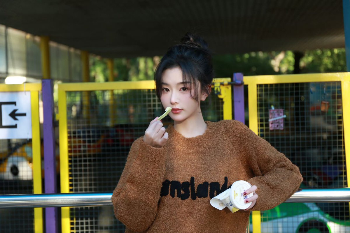 queenxueer's tweet photo. Xueer works studio weibo update {2/2}

Some happy moments in autumn 

#KongXueer #孔雪儿 #SherryKong https://t.co/IcKezJuvbj