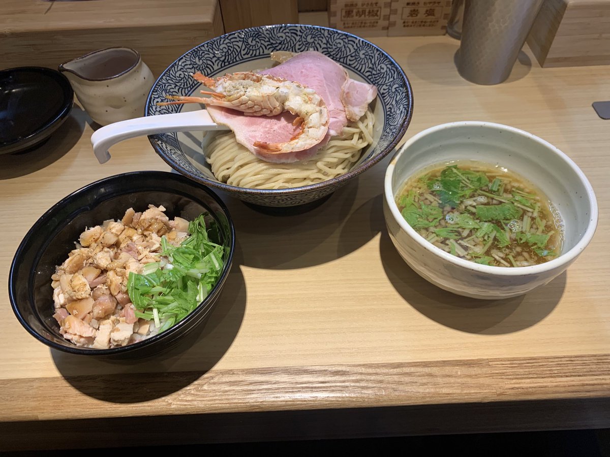 IXA04467952's tweet photo. かき氷うま過ぎたけど凍え死にそうなのでラーメン🍜
食べ過ぎて死にそう笑 https://t.co/7Fr0rWUBU3