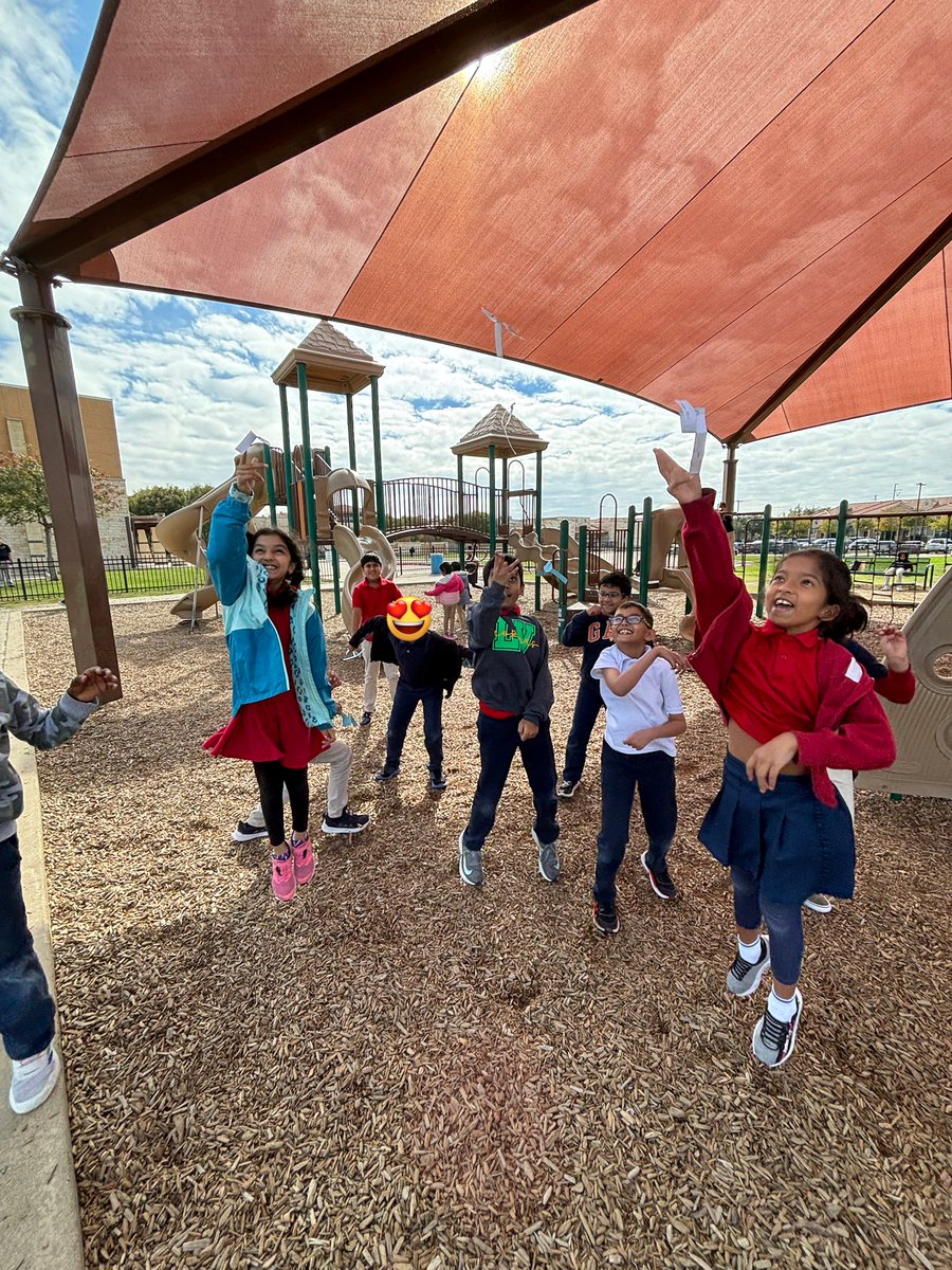 Learning about force of gravity and air resistance with whirlybirds we made in class! The kids had a blast throwing and going to higher places to fine a better height! @Lav3rdgrade @EdFoundationCFB @LaVillitaElem @mstranstem