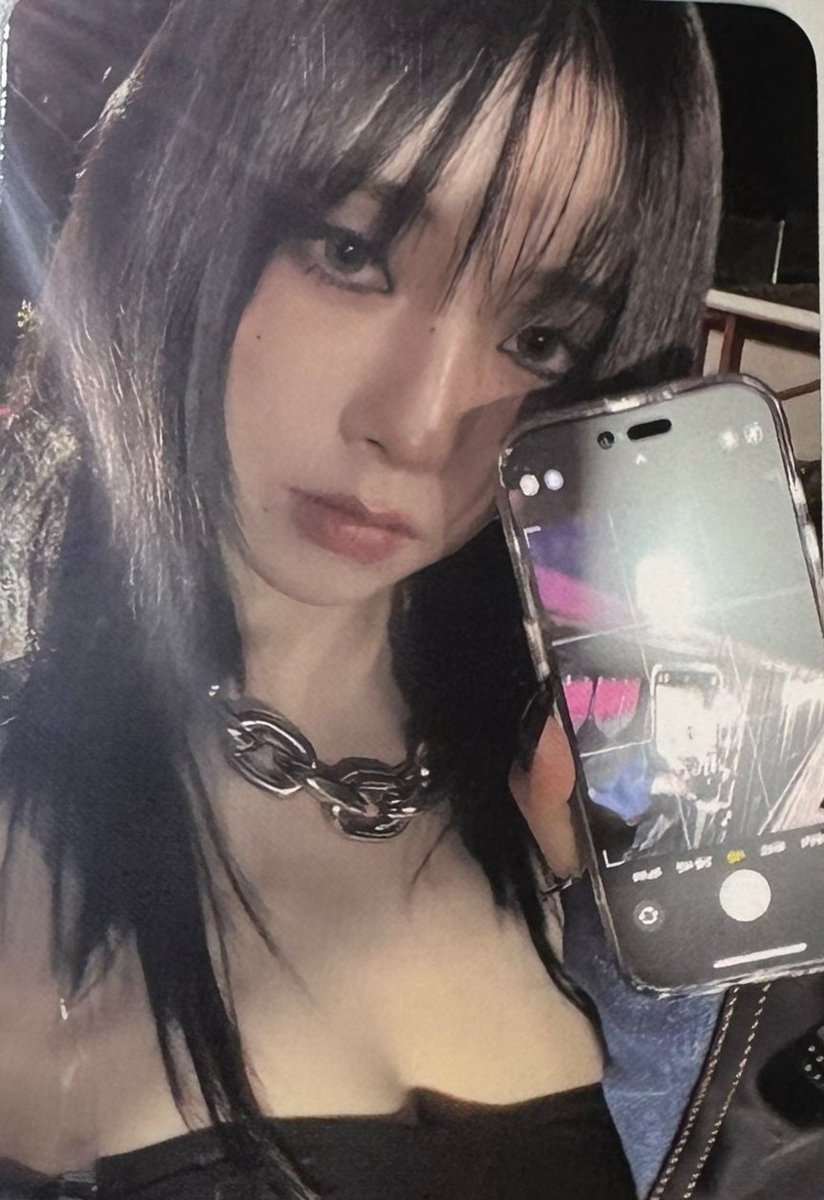 hourlykrn's tweet photo. OMGF THIS KARINA PHOTOCARD https://t.co/R97s6Qo9eU