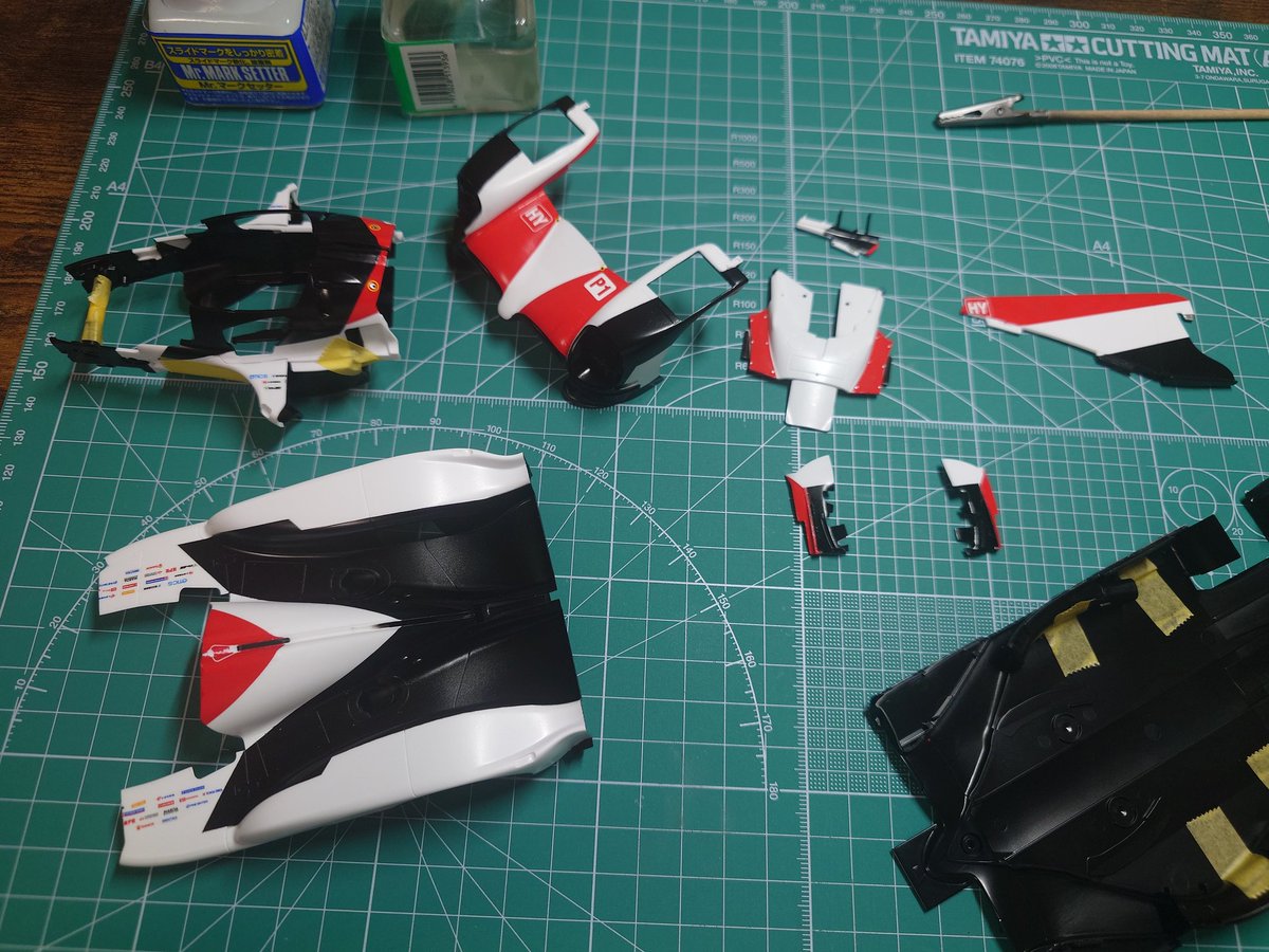 transform_0517's tweet photo. むずいっすね〜
デカールも最初からパーツの形で切れてるやつでお願いしますよ〜
仮組みしたけどそこそこちゃんと組んでないと貼れないからね
なんか忘れてるとこあったら教えてください！ https://t.co/LqGjLyAzOg