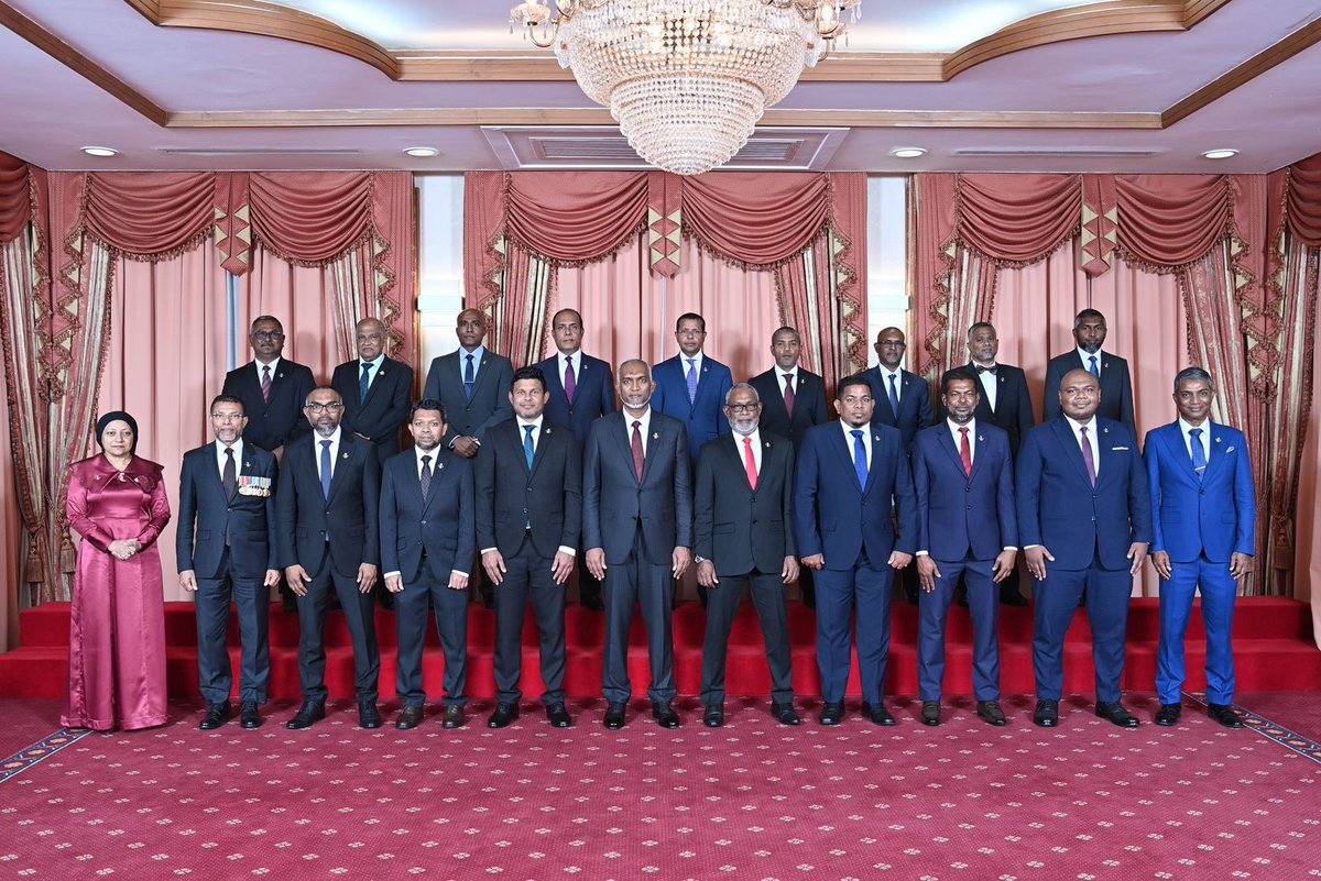 qasimibrahim's tweet photo. ކުރިއަށް އޮތް ފަސް އަހަރު ދިވެހި ޤައުމު އެކި ރޮނގުރޮނގުން ތަރައްޤީކޮށް، ޤައުމާއި ރައްޔިތުން ބޭނުންވާ އެންމެހާ ޚިދުމަތްތައް ވިލަރެސް ކުރުމުގެ އެންމެ އިސްވެރީން ކަމުގައި، ރައީސް ޑރ. މުޙައްމަދު މުޢިއްޒު އެކުލަވާލެއްވި އެމަނިކުފާނު ކެބިނެޓުގައި ހިމެނިވަޑައިގަންނަވާ އެންމެހާ ބޭފުޅުންނަށާއި، ރައީސުލް ޖުމްހޫރިއްޔާ ގެ އެޑްވަ��ިޒަރުންނަށާއި، ރައީސުލް ޖުމްހޫރިއްޔާގެ އޮފީހުގެ މިނިސްޓަރުންނަށާއި، އެނޫންވެސް އެކި މުހިންމު މަސްއޫލިއްޔަތުތައް ހަވާލު ކުރެއްވި އެންމެހާ ބޭފުޅުންނަށް މަރުހަބާ އާއި ތަހްނިޔާ ދަންނަވަމެވެ. 

ތިޔަ އެންމެހާ ޢިއްޒަތްތެރި ބޭފުޅުންގެ މަސައްކަތްޕުޅުތަކުގައި، ކީރިތި الله ތަޢާލާ ބަރަކާތްލައްވާ ދިވެހި ޤައުމަށް އަދަށް ވުރެ ފެހި މާދަމާއެއް މިންވަރު ކުރައްވާށިއެވެ.