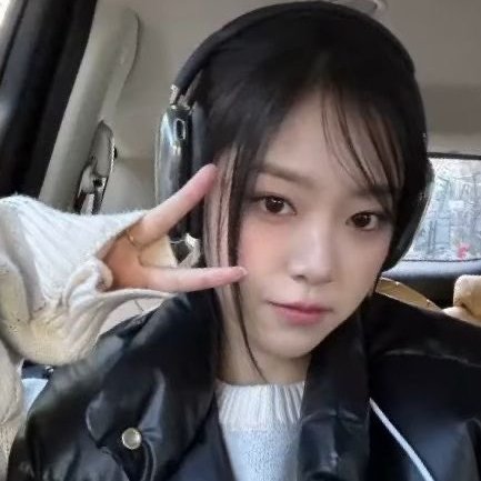 dailyaeong's tweet photo. shes so pinterest

[🎧] #LOONA #LOOSSEMBLE #HYUNJIN https://t.co/SeZ58DFuWN