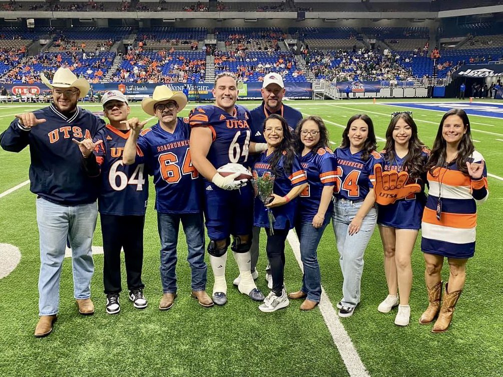 UTSA's tweet photo. 18 seniors &amp; so much love…

Now &amp; forever 🤙

#UTSA #UTSAFamily
#LetsGo210 #BirdsUp https://t.co/rYefNpXmN5