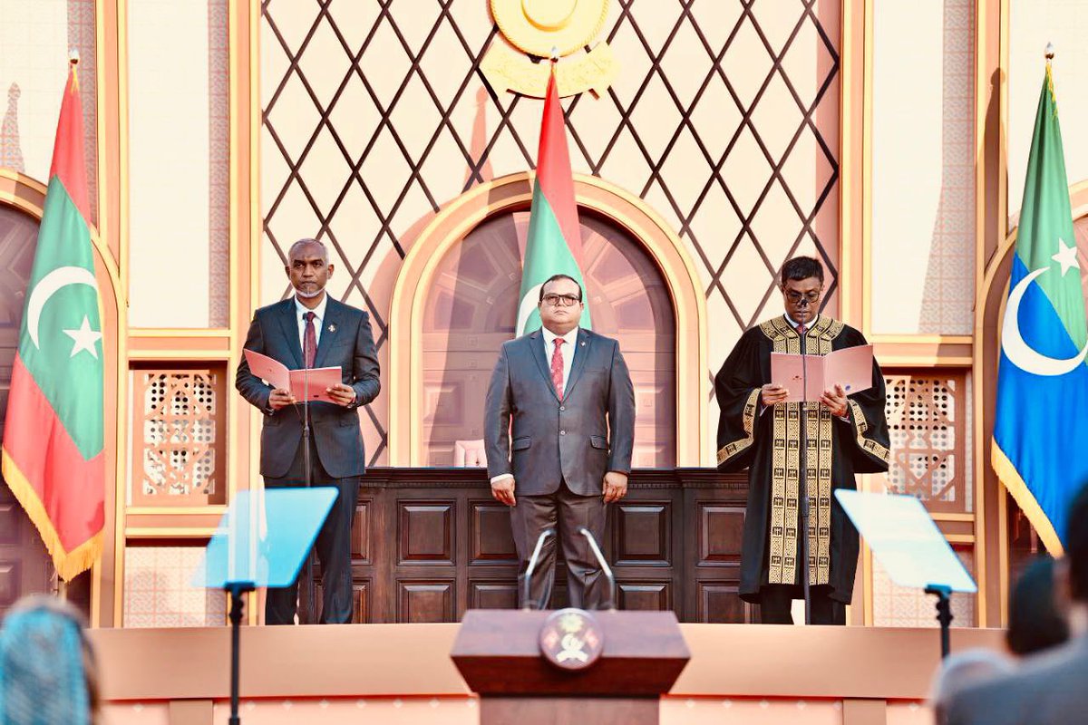 qasimibrahim's tweet photo. Hon Dr. Mohamed Muizzu @MMuizzu Dhivehi Raajjeyge  Raeesul Jumhooriyyaa ge maqaamuge Huvaa kurahvavaa, E masoolihyathu adhaa kurahvan fehtevumuge gothun Qaumaa mukhaathabu kurehvumaa gulhigen nuhanu ikhulaastheri kamaa eku manikufaanah maruhaba dhannavan. 

Alhugaduge dhuaa akee Maaiy Allah manifaanuge 
Za’amathugai,  Dhivehi Qaumah Fahi kamaa, kaamiyaabee minvvaru kurahvvaa heyo dhuvas thakeh minvaru kureh vevumeve. 
Aameen .