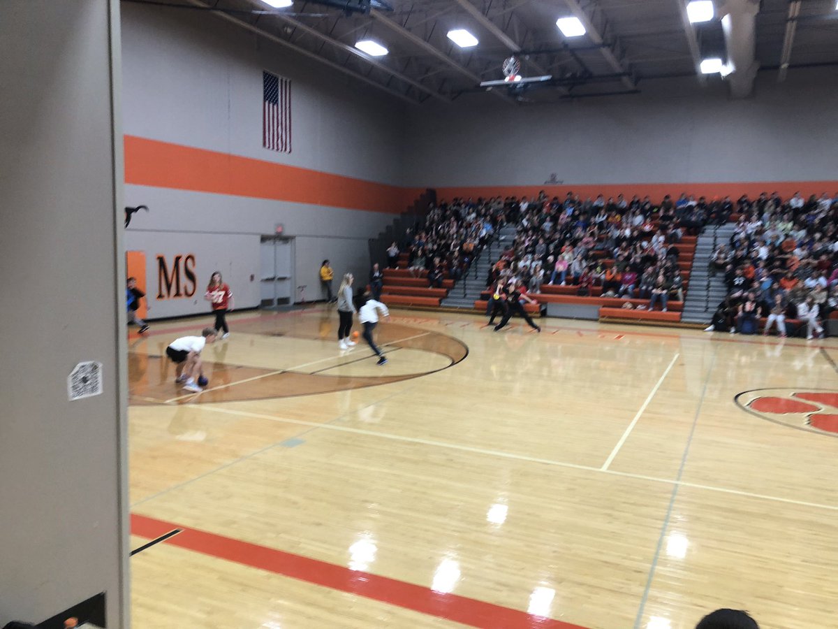 OGMSPanthers's tweet image. Student Council at OGMS had a canned food to play the staff in dodge ball! #gopanthers