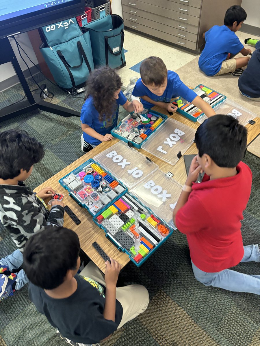 MathinThePark's tweet image. @Lav3rdgrade getting to explore our vexgo kits with magnet cars to test our magnetic items! #teach #magnets #vexgo @VEXRobotics @EdFoundationCFB @CFBISD @LaVillitaElem @mstranstem @lkdelay @JamieNutt @CFBDLS @CanvaEdu