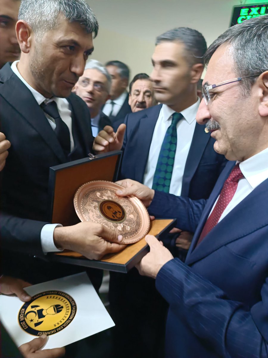 ibrahimTatli72's tweet photo. #Bingölge sayin cumhurbaşkani vekilimiz @_cevdetyilmaz beyfendileri ziyaret ettik şahsımı dernegimiz #Kit_Der kabulunden ötüru sonsuz teşekkurler şükürler olsun yapilan görüşme verimli geçti https://t.co/KZmWOixpSa