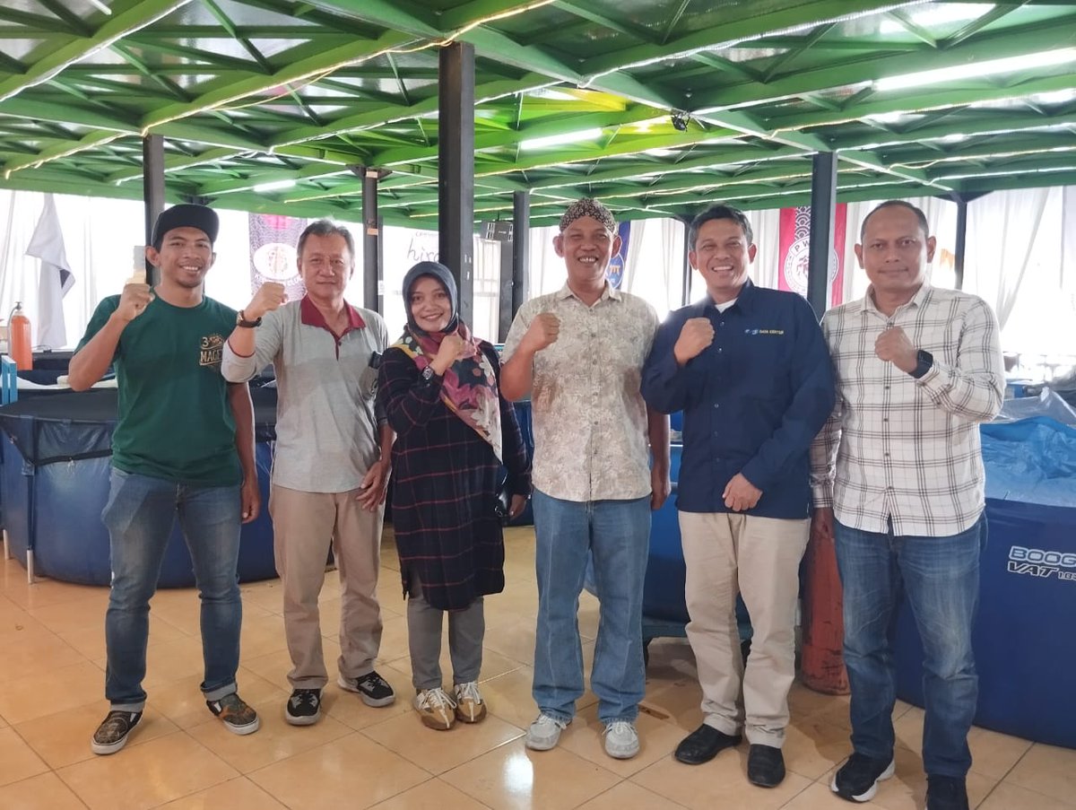 bppsdm_kp's tweet photo. #SobatBahari, Ses #BRSDM @AlekRudi melakukan kunjungan kerja ke Magetan, diawali dgn menghadiri "Magetan KOI Show 2023" bersama Pj Bupati Magetan Bapak Ir. Hergunadi dan Direktur @poltekkpsda , di Magetan Park, (18/11)
#KKPThrive #SDMKP #SDMUnggul @kkpgoid @in_radiarta https://t.co/ROPHCGG7PK