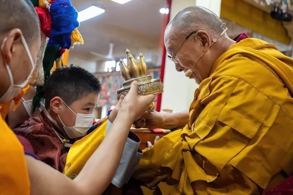 O_taij's tweet photo. Ирж буй сайн цагт сүсэглэн мөргөмүй! 🇲🇳🙏
Шашин шүтлэг гэх том сэдвийн цаана #PanchenLama Хятадын эрхэнд байгаа энэ эрин үед, цаг нь ирэхэд манай Богд, багш дээдсүүд ирээдүйн #DalaiLama-ыг тодруулж Бурхны шашин монголчууд бидний "гарт орох" сайн нигууртай... #BogdKhan #KhambaLama https://t.co/YBM6VTGFkZ