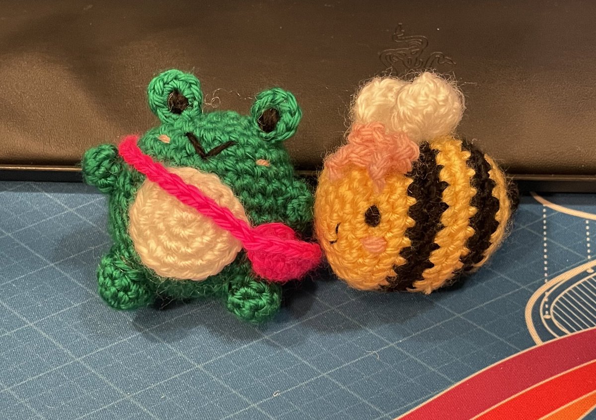 Here's my little bee and frog from today's #twitch stream - original patterns by DIY Hardicrafts and I translated them from Mandarin to English Also huge thank you to @queenvkrafty for the raid today and for sharing your awesome community with me ❤️