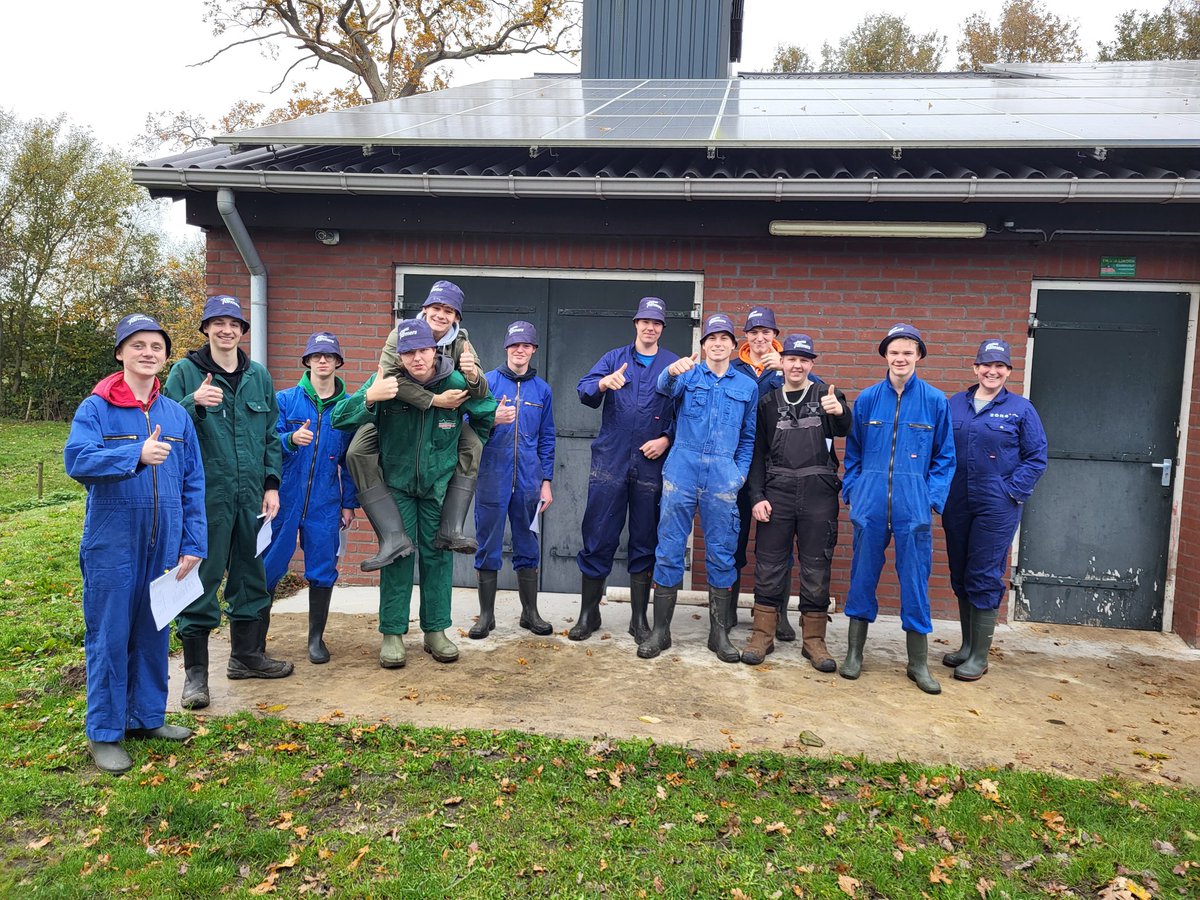 nandoernst's tweet photo. Deze week waren er op ons #varkens bedrijf 4e jaars leerlingen v/h @ZonecollegeBorculo op #excursie. Dit in kader van het onderwerp Dier &amp; Omgeving. Speciale aandacht voor #welzijn, #huisvesting #duurzaamheid en #luchtwassers tijdens m'n rondleiding. @ForFarmers https://t.co/N0SNT52fbx