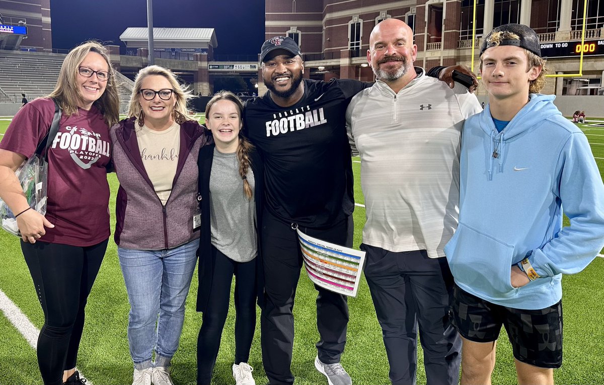 Txhusker3452's tweet photo. What a game tonight by our @BFND_Football kids. Beating the Katy tigers 28-21 in overtime. #effort #bfnd so proud of these kids for the passion and effort they gave tonight. https://t.co/wDwzCDzxHi
