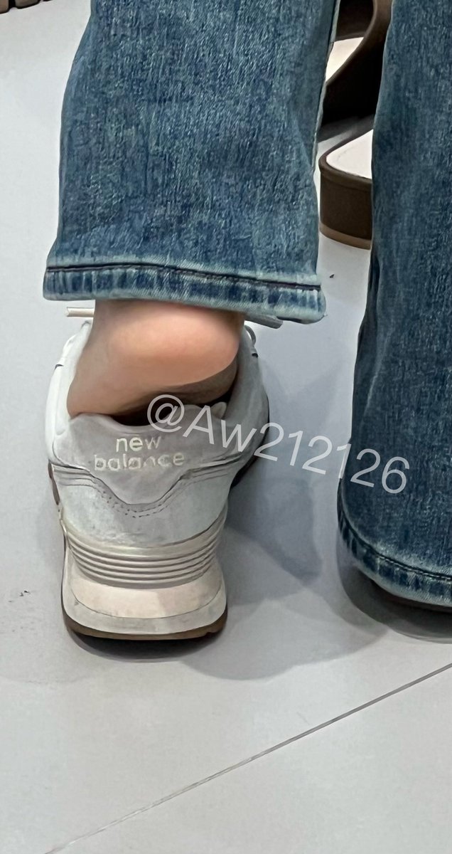 Aw212126's tweet photo. #扫楼 ＃骚鞋  ＃射鞋  #臭鞋 #足控 #臭脚 #船袜 ＃白袜 #运动鞋 #小白鞋 #足控 #足交 #街拍 #射脚 #射屏 https://t.co/Z6fYRIPhsg