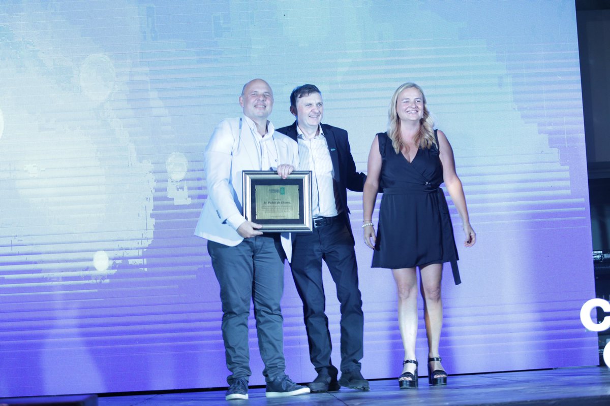 Entregamos reconocimientos a dos ex presidentes de la institución: Diego Casali u a <a href="/poldc/">Pablo De Chiara</a>, por su invalorable aporte y acompañamiento, muestra del compromiso con el desarrollo de la tecnología y la economía del conocimiento de nuestra provincia.