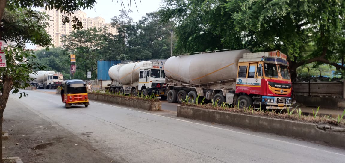 Vicinia_Society's tweet photo. @MTPHereToHelp @Pravinpadwalips the problem of illegal parking persists, despite our repeated complaints. Location : Chandivali Farm Road (from Lake Homes to Vicinia). Please look into this. @HTMumbai @mashrujeet @ChandivaliCCWA https://t.co/3LyPEe7UQx
