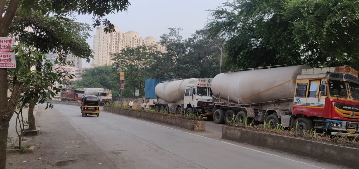 Vicinia_Society's tweet photo. @MTPHereToHelp @Pravinpadwalips the problem of illegal parking persists, despite our repeated complaints. Location : Chandivali Farm Road (from Lake Homes to Vicinia). Please look into this. @HTMumbai @mashrujeet @ChandivaliCCWA https://t.co/3LyPEe7UQx