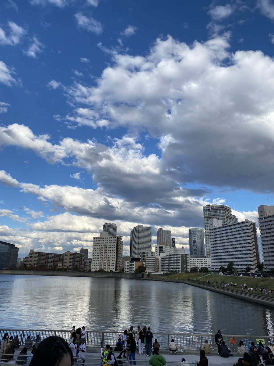 knkyusj's tweet photo. @_yuka_asnh 白いベンチに座っております。ピンク色のセーターに紫色のスマホケースをぶら下げております https://t.co/BDl0hQg0Lu
