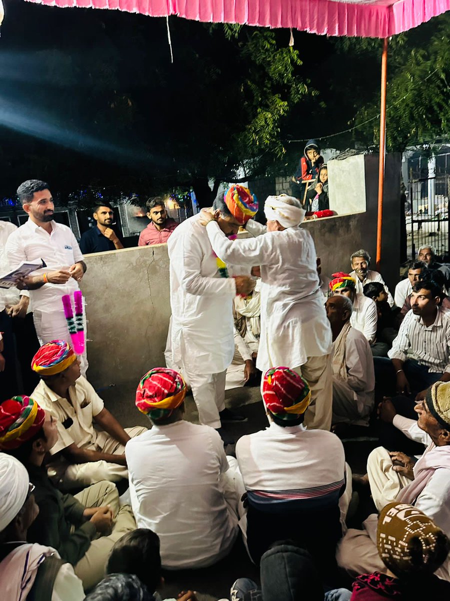 NsDewal's tweet photo. राष्ट्रवाद की बह रही बयार, बढ़ रहा भाजपा परिवार

दाता एवं सरनाऊ के खिलेरी परिवार को आज भाजपा की सदस्यता दिलाई। राष्ट्रवादी भाजपा परिवार में आपका स्वागत करता हूं। 

इस दौरान मिले सभी के साथ, सहकार और स्नेह भाजपा की जीत का ही संकेत है। https://t.co/W4xgjlSoc6