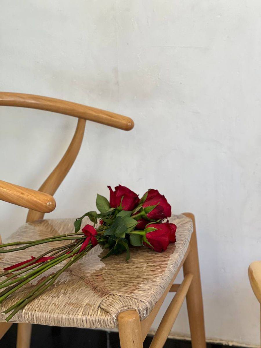 " في أدب العلاقات والتماس الأَعذار للآخرين يقولُ الرافعي:
 "في كل إنسان تعرفه إنسان لا تعرفه"، 

ويقول مصطفى محمود: 
 "لو دخل كل منا قلب الآخر لأشفق عليه ولرأى عدل الموازين الباطنية برغم اختلال الموازين الظاهرية ولما شعر بحسد ولا بحقد ولا بزهو ولا بِغرور ،

#شعورك_الان