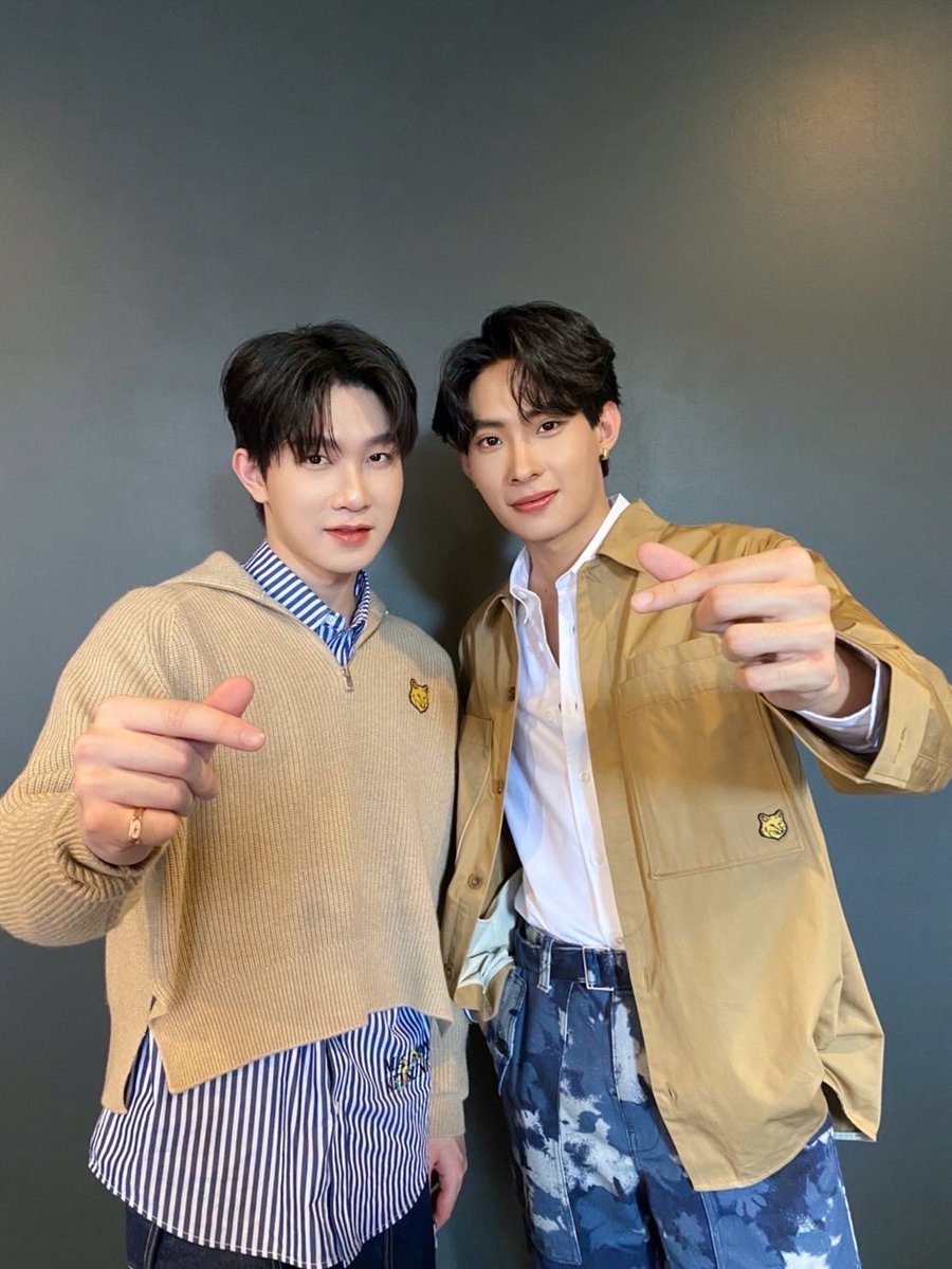 DomundiTV's tweet image. พบกับ “ติวเตอร์” และ “ยิม” ได้ในงาน
PRAEW MEET &amp;amp; READ ✨

ส่งกำลังใจมาให้ “ติวเตอร์” และ “ยิม” กันเยอะ ๆ นะคะ 🥰🫶

@TutorKrp @mynameis_yim
#PraewMeetAndReadXTutorYim