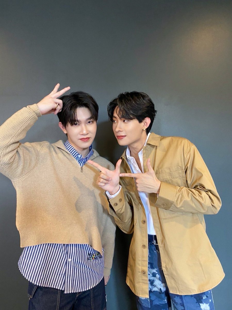 DomundiTV's tweet image. พบกับ “ติวเตอร์” และ “ยิม” ได้ในงาน
PRAEW MEET &amp;amp; READ ✨

ส่งกำลังใจมาให้ “ติวเตอร์” และ “ยิม” กันเยอะ ๆ นะคะ 🥰🫶

@TutorKrp @mynameis_yim
#PraewMeetAndReadXTutorYim