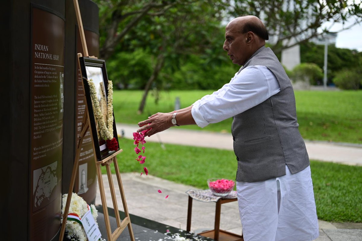 SpokespersonMoD's tweet photo. Honouring the legacy of Netaji Subhas Chandra Bose in Singapore.
Raksha Mantri Shri @rajnathsingh, today paid tributes at the INA marker during his brief visit to Singapore.
#HistoricalRespect 🇮🇳🇸🇬 (1/2)
Read for more: https://t.co/pHM1QdEiFZ
@giridhararamane
@IndiainSingapor https://t.co/3092DQFJaZ