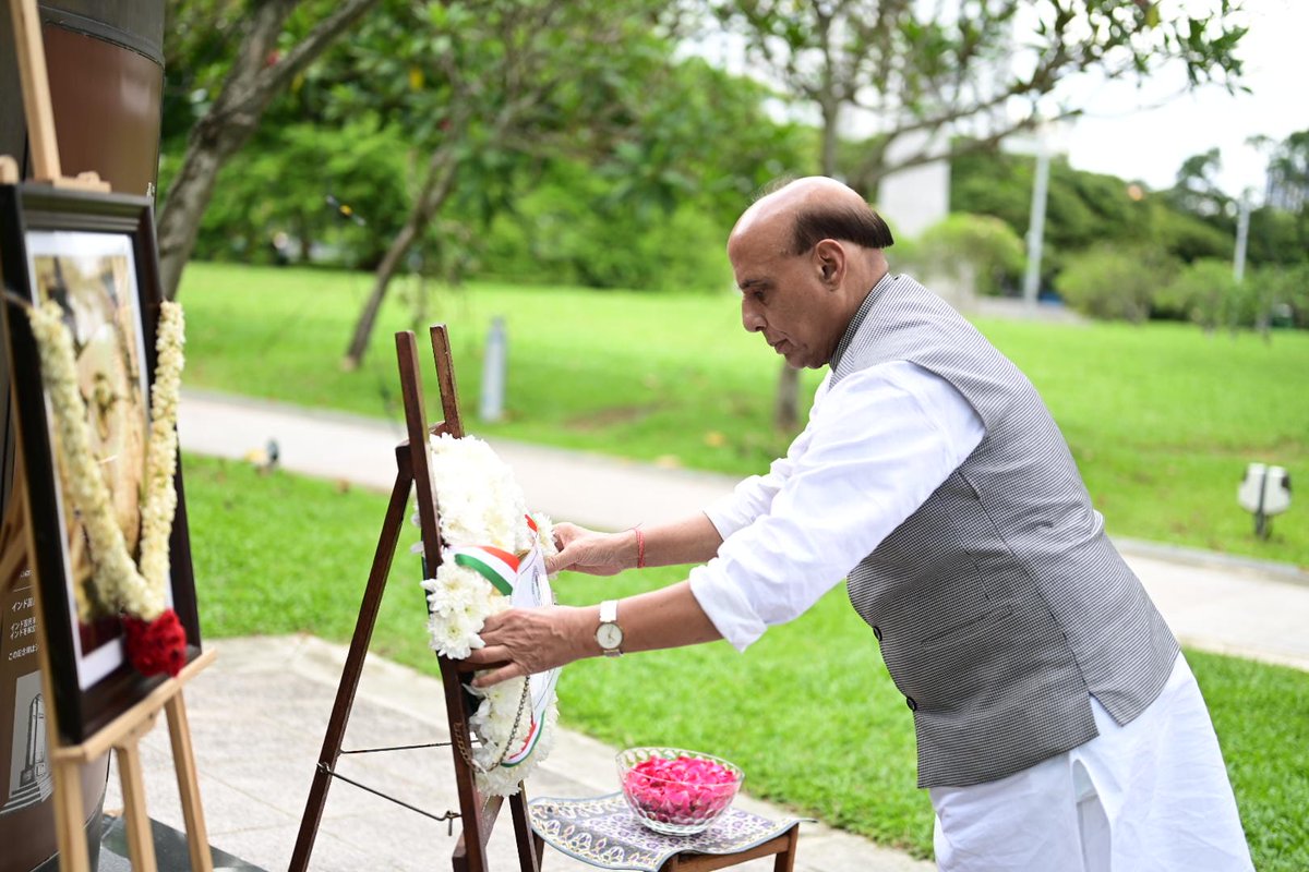 SpokespersonMoD's tweet photo. Honouring the legacy of Netaji Subhas Chandra Bose in Singapore.
Raksha Mantri Shri @rajnathsingh, today paid tributes at the INA marker during his brief visit to Singapore.
#HistoricalRespect 🇮🇳🇸🇬 (1/2)
Read for more: https://t.co/pHM1QdEiFZ
@giridhararamane
@IndiainSingapor https://t.co/3092DQFJaZ