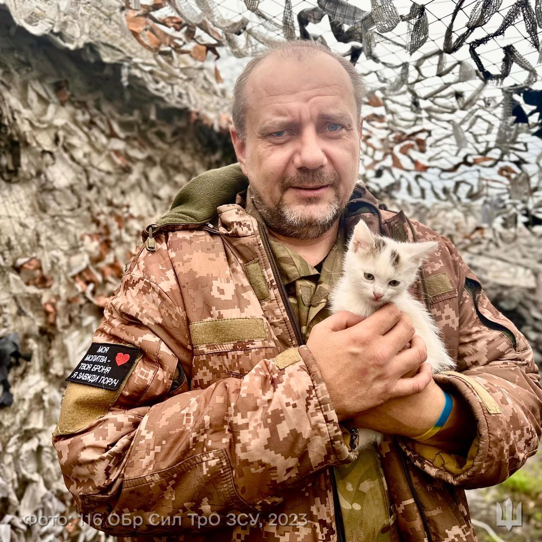 TDF_UA's tweet photo. In dark times, bright people shine the most. And the kitten reaches out to them. Perhaps it senses that our defender is a warrior of light.

📷Poltava TDF Brigade https://t.co/DKxkpi2RtK