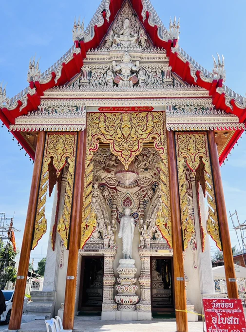 名刹古刹の多いペチャブリーで一番大好きなお寺ワットコーイ。礼拝堂もだいぶできてきました 