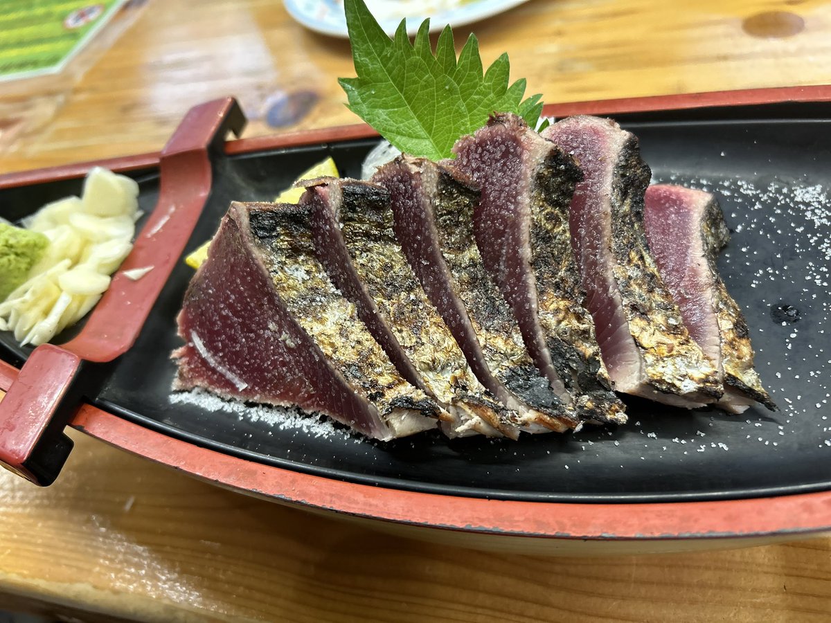 2泊3日の四国。仕事の打ち合わせはサッと終わらせて、夜は絶対成功させようね！って地酒飲みながら乾杯。

温泉付きの少しいいホテルに泊まって、朝はゆっくりモーニング、お昼は地元で一番美味しいと聞いたカツオのたたきを食べて、今羽田に到着🛬
控えめに言って最高な旅。大人になった気がした…