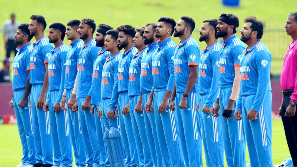 Team INDIA देशवासियों के स्वप्न से बस एक कदम दूर है। विजय सामने है - बस, पूरी एकाग्रता और ऊर्जा के साथ अपना नैसर्गिक खेल खेलना है। डेढ़ सौ करोड़ लोगों की शुभकामना का बल भी कल आपके साथ होगा। विजयी भव! चक दे इंडिया! #INDvsAUS #INDvsAUSfinal #CWC23 #MenInBlue