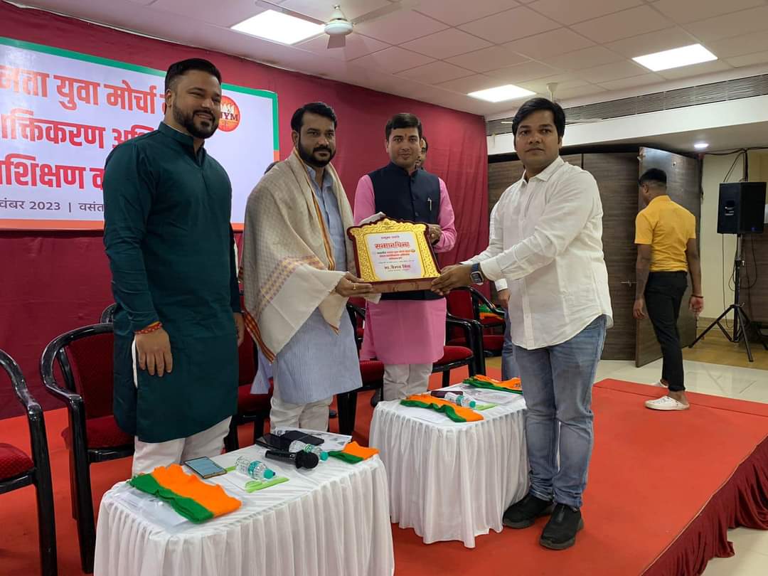 TajinderTiwana's tweet photo. मंडल सशक्तिकरण अभियान प्रशिक्षण वर्ग के उद्घाटन सत्र के अवसर पर भारतीय जनता युवा मोर्चा के राष्ट्रीय महासचिव श्री @vaibhavsinghup जी, भाजपा मुंबई के उपाध्यक्ष श्री @pawantripathi_ जी, युवा मोर्चा मुंबई महामंत्री, सर्व जिलाध्यक्ष व अन्य पदाधिकारी उपस्थित थे। https://t.co/yi0JE7XvJJ