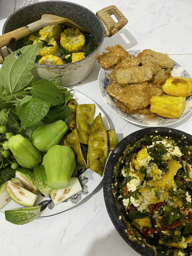 Tunggu sampe kalian nyobain daun pohpohan, semua dedaunan lalapan itu lewat.