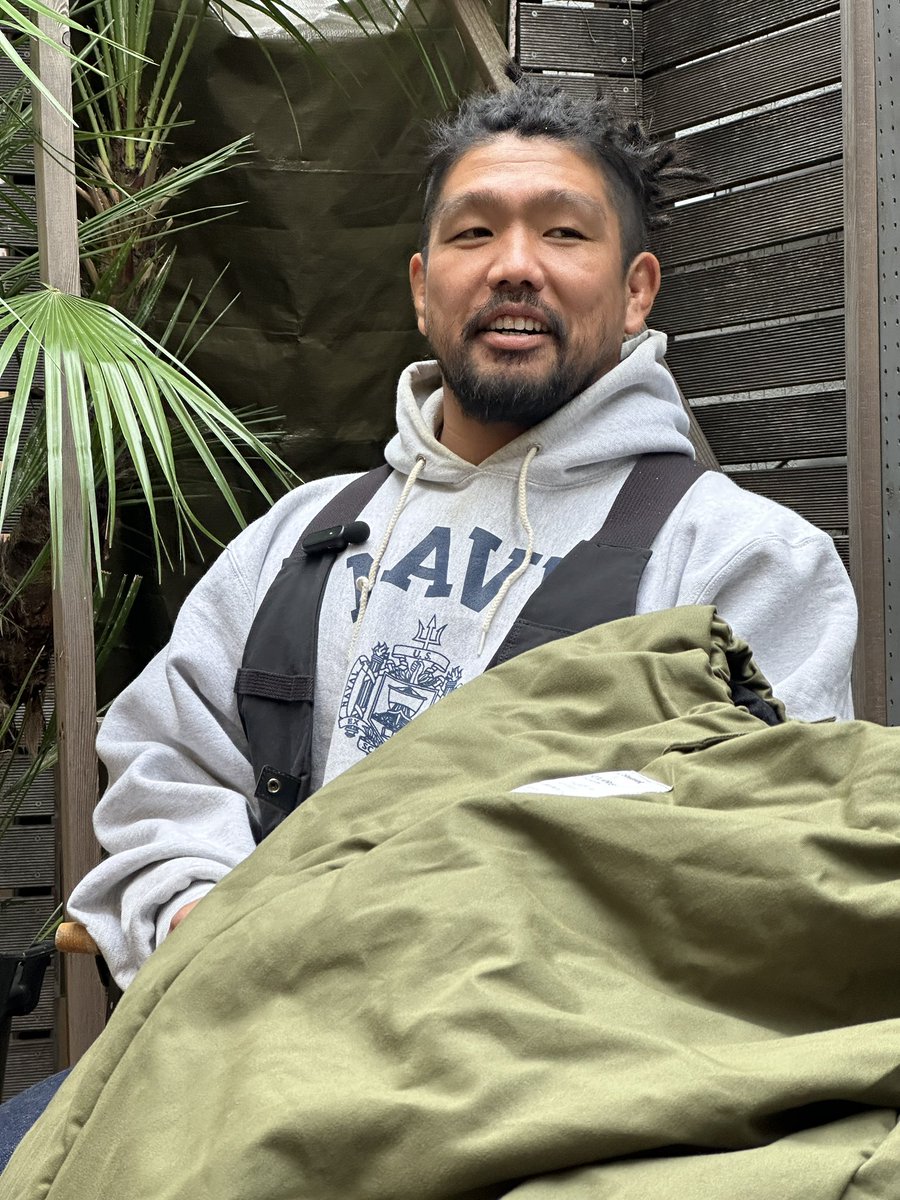 yojiROCKawasaki's tweet photo. オレ史上いちばん高価な衝動買いをした💸
最推し選手のコラボモデルだし、
フツーにモノは良くてカッコいいし、
車中泊とかで寝袋使うことあるし、
買えば購入第一号だったし、
サインとか写真とか色々してもらったし、
一生モンのアイテムと思えば悪くない😏
#snugpak x #堀江翔太 選手🏉 https://t.co/EXTbjqfUX8