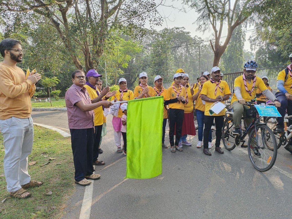 Pedal for a cleaner, more convenient rail journey! 🚲♻️

#Palakkad Division organized a #Swachatha cleanliness mission and #UTSapp awareness cycle rally, promoting environmental responsibility and #DigitalTicketing solutions.

#CleanlinessDrive #EnvironmentFriendly #drmpalakkad