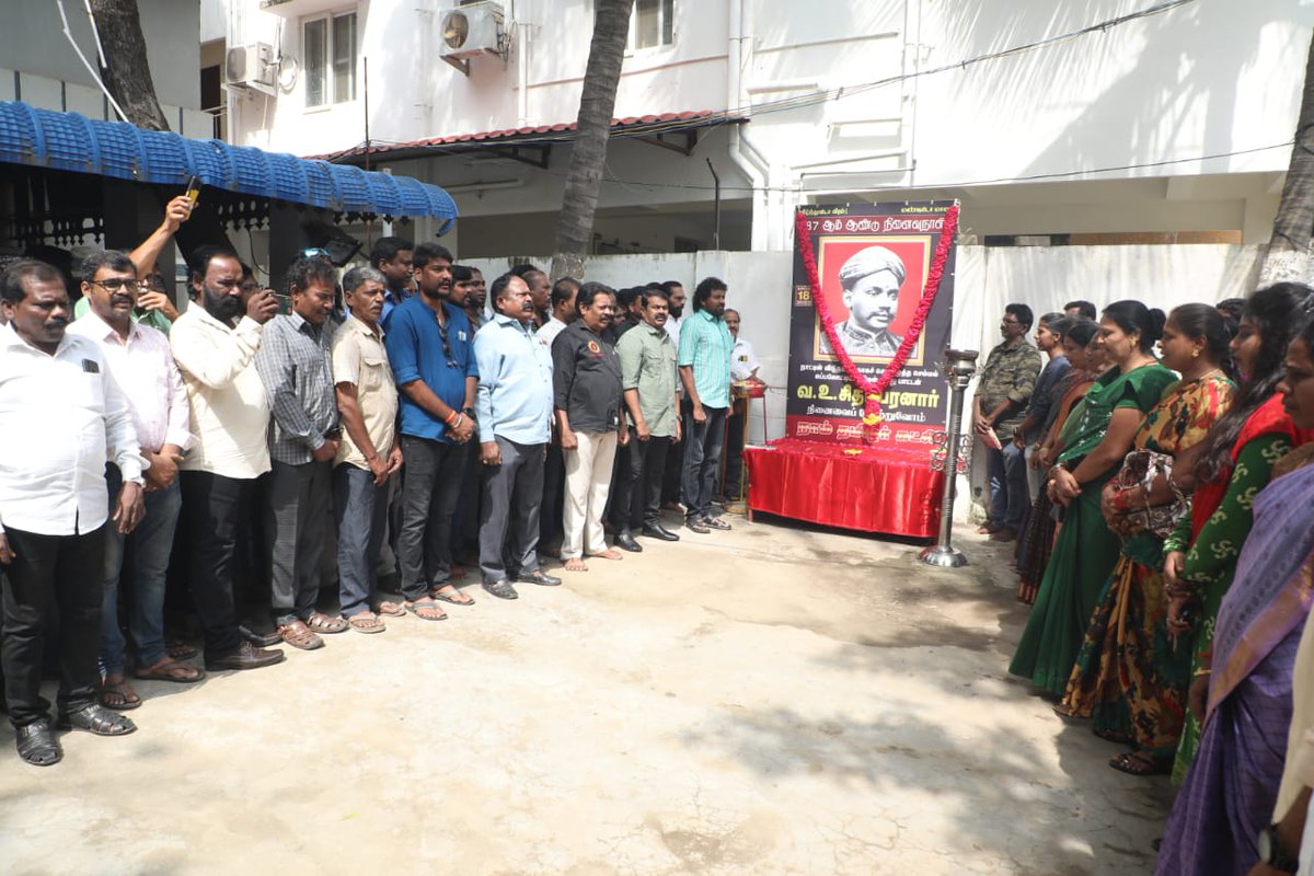 Seeman4TN's tweet photo. நாட்டின் விடுதலைக்காகச் செக்கிழுத்த செம்மல், கப்பலோட்டிய தமிழறிஞர், நமது பாட்டன் வ.உ.சிதம்பரனார் அவர்களின் 87ஆம் ஆண்டு நினைவு நாளையொட்டி, நாம் தமிழர் கட்சி சார்பாக இன்று 18-11-2023, காலை 10 மணியளவில், கட்சித் தலைமை அலுவலகத்தில் பாட்டனாரின் திருவுருவச்சிலைக்கு மலர்வணக்கம் செலுத்தியபோது,

https://t.co/hGiF0er72i