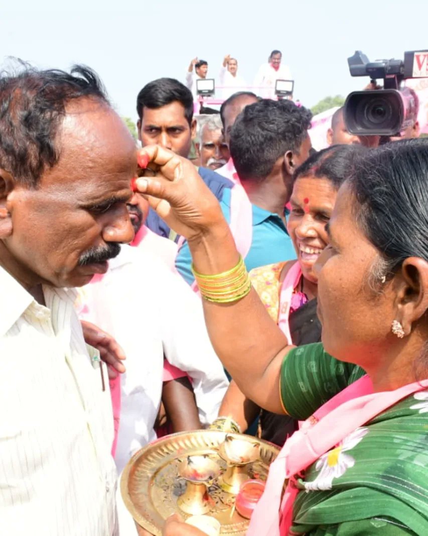 kaleyadaiahbrs's tweet photo. లక్షల మంది మీ ముందు ఉన్న లక్షణంగా ఉండేవారెవరో మీరే చూడండి: ఎమ్మెల్యే కాలే యాదయ్య గారు
షాబాద్ మండలం గొల్లుర్ గూడ గ్రామంలో ప్రజా ఆశీర్వాద యాత్రలో భాగంగా ఇంటింటి ఎన్నికల ప్రచారం పాల్గొన్న చేవెళ్ల ఎమ్మెల్యే అభ్యర్థి కాలే యాదయ్య గారు ..
#BRS_SM_Fighters #KCROnceAgain #SayNoToScamgres https://t.co/ATHUuy7JS6