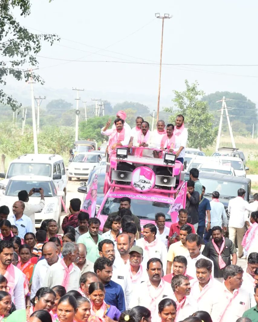 kaleyadaiahbrs's tweet photo. లక్షల మంది మీ ముందు ఉన్న లక్షణంగా ఉండేవారెవరో మీరే చూడండి: ఎమ్మెల్యే కాలే యాదయ్య గారు
షాబాద్ మండలం గొల్లుర్ గూడ గ్రామంలో ప్రజా ఆశీర్వాద యాత్రలో భాగంగా ఇంటింటి ఎన్నికల ప్రచారం పాల్గొన్న చేవెళ్ల ఎమ్మెల్యే అభ్యర్థి కాలే యాదయ్య గారు ..
#BRS_SM_Fighters #KCROnceAgain #SayNoToScamgres https://t.co/ATHUuy7JS6