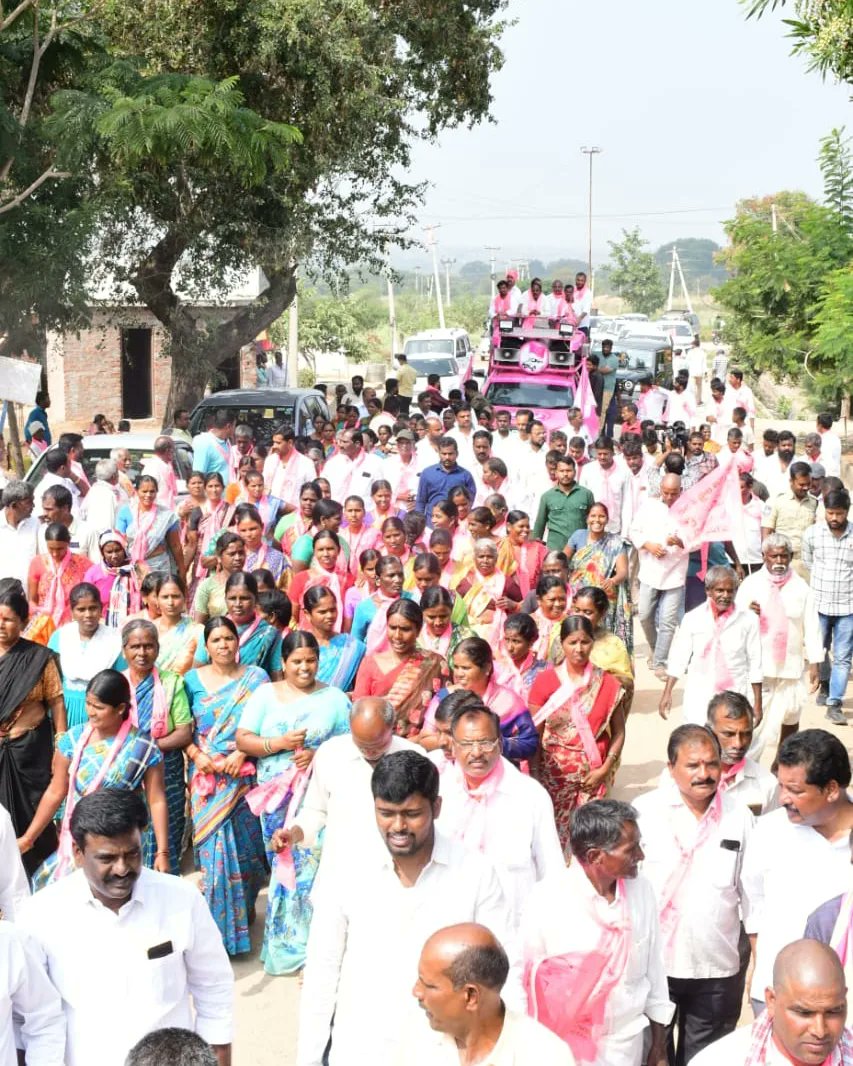 kaleyadaiahbrs's tweet photo. లక్షల మంది మీ ముందు ఉన్న లక్షణంగా ఉండేవారెవరో మీరే చూడండి: ఎమ్మెల్యే కాలే యాదయ్య గారు
షాబాద్ మండలం గొల్లుర్ గూడ గ్రామంలో ప్రజా ఆశీర్వాద యాత్రలో భాగంగా ఇంటింటి ఎన్నికల ప్రచారం పాల్గొన్న చేవెళ్ల ఎమ్మెల్యే అభ్యర్థి కాలే యాదయ్య గారు ..
#BRS_SM_Fighters #KCROnceAgain #SayNoToScamgres https://t.co/ATHUuy7JS6