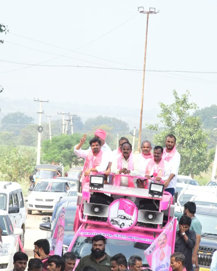 kaleyadaiahbrs's tweet photo. లక్షల మంది మీ ముందు ఉన్న లక్షణంగా ఉండేవారెవరో మీరే చూడండి: ఎమ్మెల్యే కాలే యాదయ్య గారు
షాబాద్ మండలం గొల్లుర్ గూడ గ్రామంలో ప్రజా ఆశీర్వాద యాత్రలో భాగంగా ఇంటింటి ఎన్నికల ప్రచారం పాల్గొన్న చేవెళ్ల ఎమ్మెల్యే అభ్యర్థి కాలే యాదయ్య గారు ..
#BRS_SM_Fighters #KCROnceAgain #SayNoToScamgres https://t.co/ATHUuy7JS6