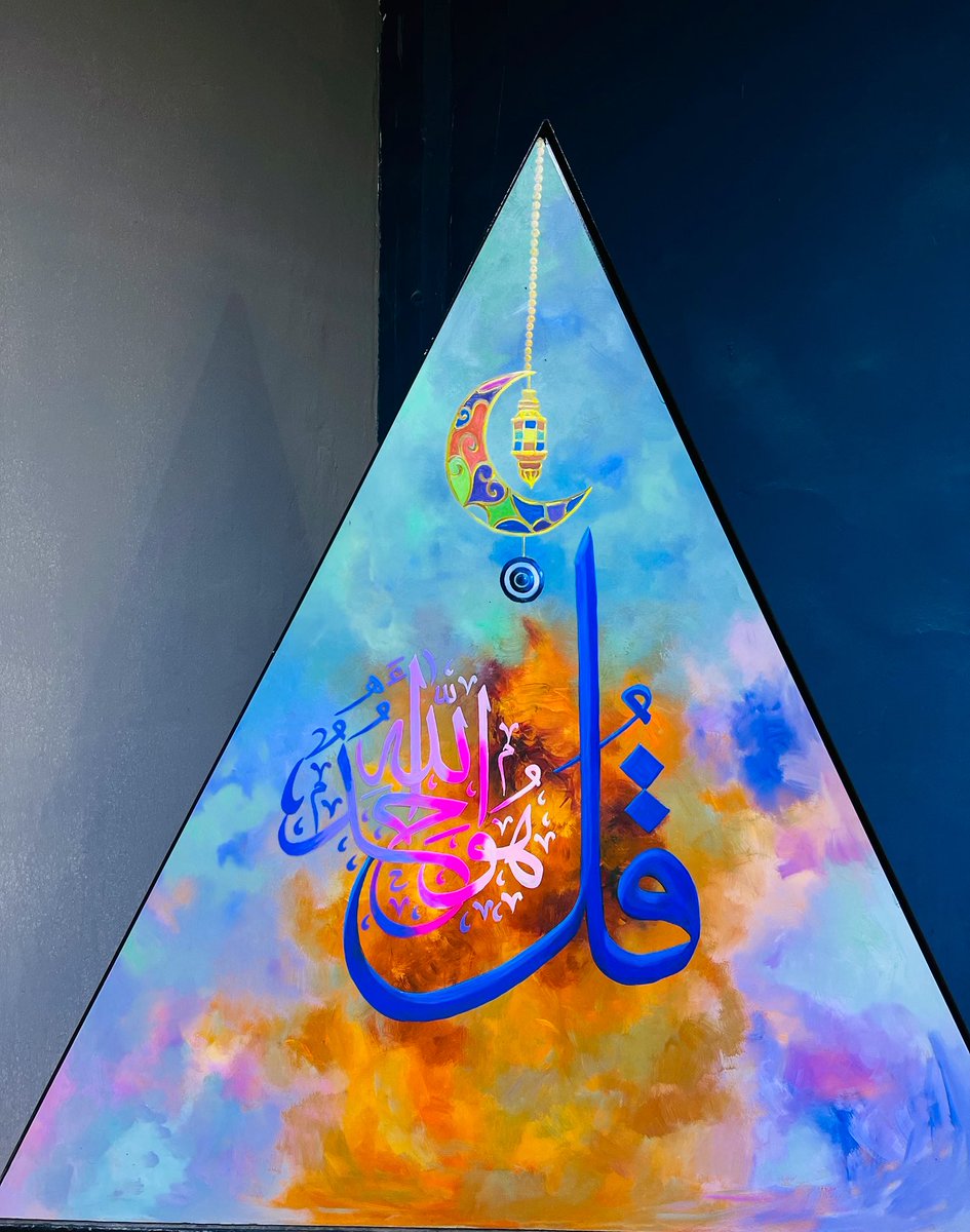 falah_daudi's tweet photo. قد يُريك بعض الرسّامين القمر على أنه دائرة بيضاء، وذلك من خلال رسمه لها وأما الرسّام الفائق هو الذي يُريك البقعة البيضاء على أنها قمرٌ https://t.co/gvFCLDHHRm