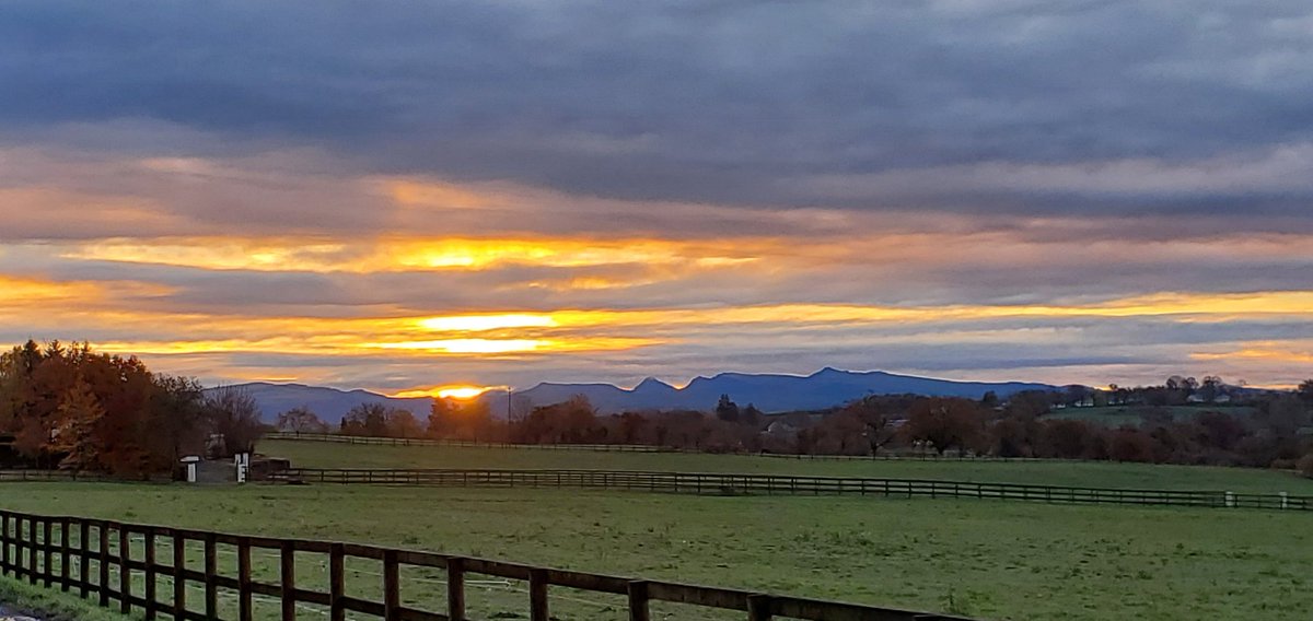 agric15's tweet photo. Le soleil se lève sur les monts du cantal 
Il est beau mon bureau https://t.co/QHYUzmNmp4